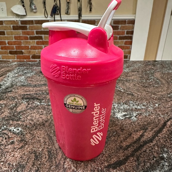 Blender Bottle Classic- 20oz capacity - Picture 3 of 6